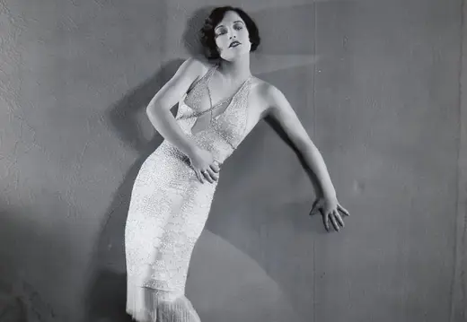 1927. Джоан Кроуфорд: студийная поза у стены в танцевальном платье, динамика тела и светотень