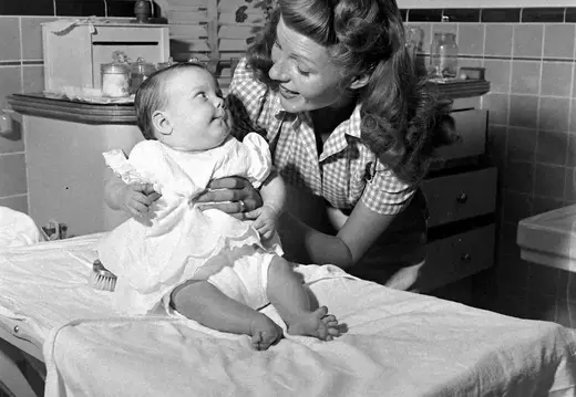 1945. Рита Хейворт дома с дочерью Ребеккой Уэллс: материнская сцена в интерьере кухни, повседневная нежность