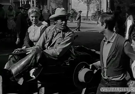 1957. Фильм Жестяная звезда: Генри Фонда, Энтони Перкинс и Бетси Палмер в сцене на повозке в городке Дикого Запада