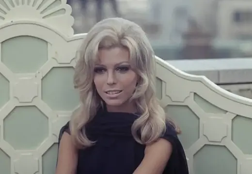 1967. Нэнси Синатра: цветной портрет на фоне городской террасы, стиль и гламур 1960-х