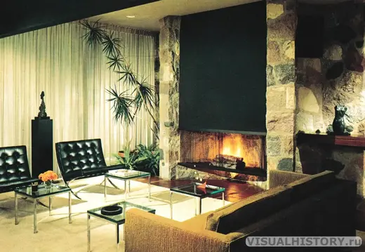 1972. Интерьер гостиной: модернистская зона отдыха с камином, кожаными креслами и стеклянными столиками