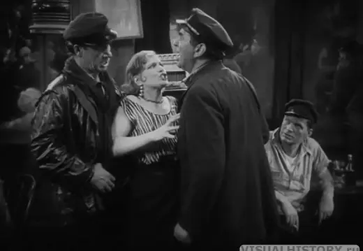1928. Фильм Огни Нью-Йорка на причале: Джордж Бэнкрофт, Ольга Бакланова и Митчелл Льюис в напряжённой сцене конфликта
