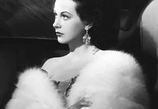 1947. Фильм Бесчестная леди: Хеди Ламарр в гламурном портрете с меховой накидкой и драматическим светом