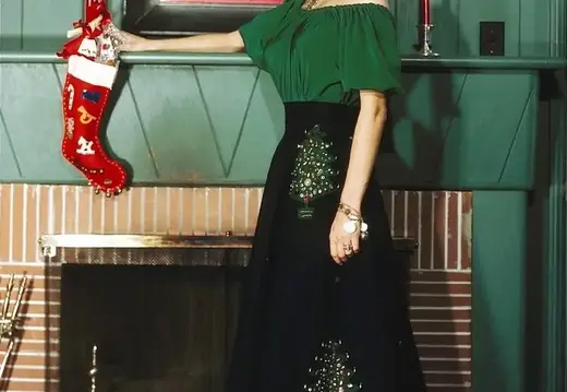 1954. Ава Гарднер: рождественская сцена у камина с чулком и праздничным декором, домашний гламур 1950-х